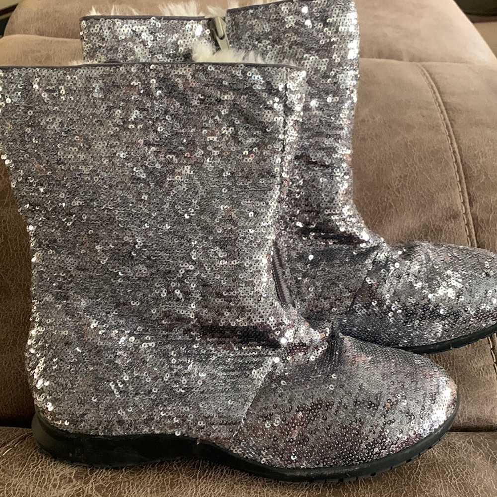 9.5 Silver sequin boot. 🥰 warm & fuzzy on inside. Only tried on never worn
